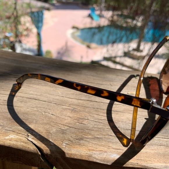 Oscar de la Renta Tortoise Sunglasses main image 4